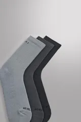 Pack de tres pares de calcetines deportivos de media caña en tonos neutros (gris claro, gris oscuro y negro), tejidos en mezcla de algodón con diseño acanalado y detalle de texto en el empeine.