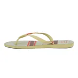 Ojotas de hombre marca Tropical Brasil, color arena con estampado de rayas horizontales en marrón y rojo.