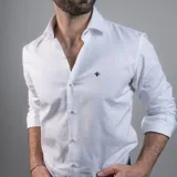 Camisa sport blanca de manga larga, confeccionada en 100% algodón, con cuello clásico y logo bordado en el pecho.