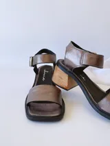 Sandalias de cuero color peltre con taco de madera.