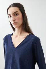 Remera azul marino de corte clásico con escote en V y mangas 3/4. Detalle de broderie calada en el frente.