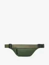 Riñonera urbana Anine Bing modelo Leon, confeccionada en poliamida color verde militar, con cierre de cremallera y parche frontal de piel sintética negra con logo grabado. Incluye correa ajustable.
