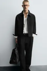 Pantalón de corte relaxed fit con pinzas delanteras, confeccionado en una mezcla de algodón, lino y lyocell. Presenta bolsillos laterales, bolsillos traseros de vivo y cierre frontal con cremallera y botón.