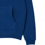 Buzo canguro verde con capucha y cordones ajustables, bolsillo tipo canguro y logo de Lacoste bordado en el pecho.