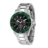 Reloj cronógrafo Maserati Competizione con caja de acero inoxidable de 43 mm, esfera negra y bisel cerámico de color verde. Cuenta con brazalete de acero plateado, movimiento de cuarzo, función de fechador y resistencia al agua de 100 metros.