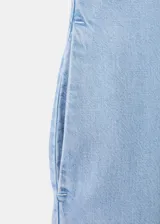 Mono largo de denim suave celeste, sin mangas, con cuello redondo, tirantes finos y pantalón de corte recto y holgado.