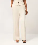 Pantalón de sastrería A Collection color off-white, de corte recto con cintura estructurada, cierre lateral invisible y bolsillos traseros ribeteados. Confeccionado en crepé con viscosa certificada y elastano.