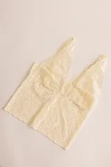 Topcito tipo bralette de encaje negro con escote en V profundo y tirantes anchos. El encaje es elastizado para un ajuste cómodo.