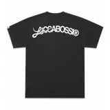 Remera de algodón color negro con estampa serigráfica en color blanco en la parte posterior que presenta el logo de la marca LuccaBossio. Cuenta con cuello reforzado y grifa de la marca en la manga.