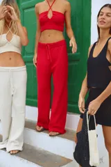 Top tejido rojo de algodón, con cuello halter y abertura en el centro.