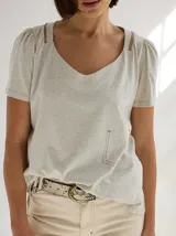 Remera de algodón con escote en V, mangas cortas con frunces en los hombros y detalle de bolsillo frontal con costuras a la vista.