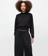 Pantalón de corte barrel con piernas anchas y cintura cónica, confeccionado en tejido de modal con acabado liso. Presenta cintura elástica con lazo ajustable y diseño fluido.