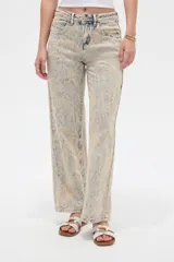 Pantalón jean de corte ancho y tiro bajo, con efecto acid wash en tonos celeste y beige.