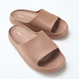 Chanclas de piscina color marrón, con diseño de una sola tira ancha y suela con plataforma.