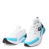 Championes deportivos Topper modelo Squat II, con diseño en color blanco, detalles en celeste y negro. Presentan una estructura de malla transpirable, cordones frontales y suela con tecnología de amortiguación.