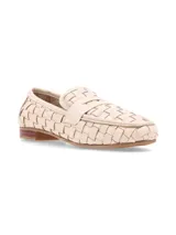 Mocasines de cuero napa color crema con diseño entrelazado, punta semicuidada, capellada estructurada con antifaz y suela plana con pequeño tacón.
