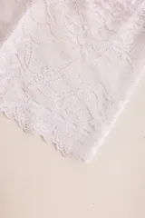 Topcito tipo bralette de encaje negro con escote en V profundo y tirantes anchos. El encaje es elastizado para un ajuste cómodo.