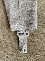 Botas de caña alta desmontables que se transforman en botinetas, confeccionadas en gamuza color beige. Presentan un diseño de punta semicuaadrada, taco cuadrado de 6 cm y detalle de estribo con hebilla forrada en el tobillo.