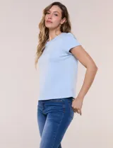 Remera celeste de manga corta, con cuello redondo y detalle calado en el rib del escote, de corte recto y ajuste cómodo.