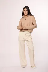 Pantalon sastrero de corte recto y tiro alto, con pretina ancha, cierre frontal con botón y bolsillos laterales.