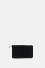 Cartera bandolera de gamuza negra con detalles de tachas metálicas plateadas en todo el borde. Cuenta con cierre de cremallera y correa de cadena metálica larga y extraíble.