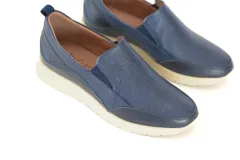 Zapatos tipo pancha sin cordones, fabricados en cuero azul marino con detalles texturizados y suela blanca de poliuretano.