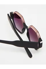 Lentes de sol Tiwi modelo Valette, con montura octogonal bicolor negra y rosa, lentes degradadas borgoña y logo de la marca en la patilla.