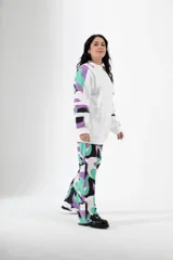 Buzo blanco de corte holgado con mangas largas estampadas en colores verde, lila y negro. Tiene capucha y bolsillo tipo canguro. Pantalón haciendo juego.