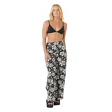 Pantalón palazzo negro con estampado de flores blancas.