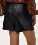 Short pollera de poliuretano color negro, de tiro alto y diseño ajustado con corte frontal cruzado y abertura lateral.