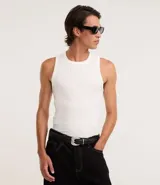 Musculosa ajustada al cuerpo de hombre, color blanco, con textura acanalada y cuello redondo.