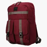 Mochila urbana Merrell de color bordó, confeccionada en poliéster canvas. Cuenta con un compartimento principal con cierre, un bolsillo frontal con dos correas ajustables con hebillas y una cinta horizontal decorativa. Incluye logo de la marca en la parte superior.