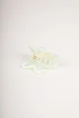 Pinza para el pelo de plástico con diseño de marmoleado en tonos celeste, amarillo y blanco.