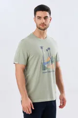 Remera azul marino de manga corta con cuello redondo y estampa frontal de un paisaje de playa con palmeras y el texto 'Legacy Beach Club'.