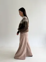 Jean de tiro alto con corte wide leg, confeccionado en denim azul clásico, con costuras frontales verticales que estilizan la silueta.