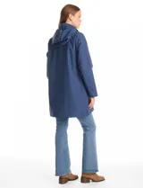 Gabardina impermeable de corte evasé en color azul. Presenta cierre frontal oculto con botones a presión, cuello alto, capucha fija y bolsillos laterales con cierre. Incluye forro interno.