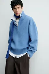 Jersey de hombre con textura efecto pelo, corte boxy fit, cuello perkins con cierre frontal de cremallera, manga larga y acabados en rib.