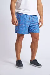 Short de baño con estampado de ondas en tonos azules, cintura elástica con cordón ajustable, bolsillos laterales y bolsillo trasero. Incluye suspensor interno y logo bordado.