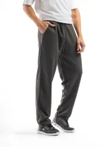 Pantalón de jogging de felpa en color gris oscuro, con cintura elástica y cordón ajustable. Presenta un corte recto, bolsillos laterales y un bolsillo trasero.