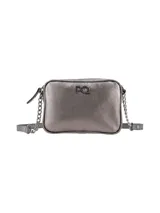 Bandolera rectangular de cuero texturizado color plomo, con cierre superior y correa combinada de cadena metálica y tiras ajustables. Cuenta con aplique metálico frontal con las iniciales de la marca.