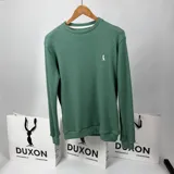 Buzo verde de tejido waffle con cuello redondo y logo bordado en el pecho.