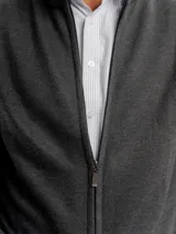 Campera tejida de punto en color azul, con cierre frontal completo y cuello alto acanalado.