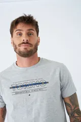 Remera gris melange de algodón con estampado frontal con la palabra "Torino" en azul y negro.