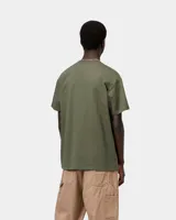 Remera de manga corta Carhartt WIP modelo S/S Chase, color verde militar, con cuello redondo y pequeño logo bordado en el pecho.