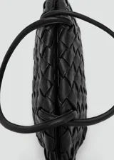 Bolso de hombro de tamaño mediano con diseño trenzado artesanal, confeccionado en piel ovino de color negro. Cuenta con cierre magnético y doble asa de hombro.
