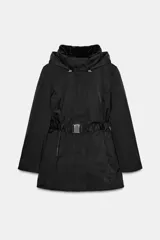 Anorak acolchado negro resistente al agua y al viento, con cuello subido y capucha con pelo sintético en tono tostado a contraste. Cuenta con manga larga, bolsillos delanteros con cierre, cinturón elástico ajustable con hebilla metálica y cierre frontal con cremallera y botones a presión ocultos.