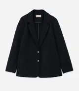 Blazer de corte slim alargado confeccionado en tejido punto roma, con cierre frontal de dos botones y solapas clásicas.