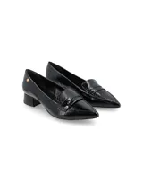 Zapato tipo mocasín de cuero texturado negro con acabado charol, terminación en punta y taco cuadrado forrado.