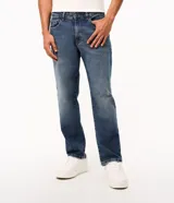 Pantalón de jean corte slim color azul claro con efecto de lavado desgastado. Cuenta con cierre frontal con botón, pasadores para cinturón y bolsillos funcionales.