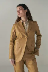 Blazer color fucsia de corte sastrero con ruedo curvo, bolsillo ojal con tapita y tajo en la espalda.